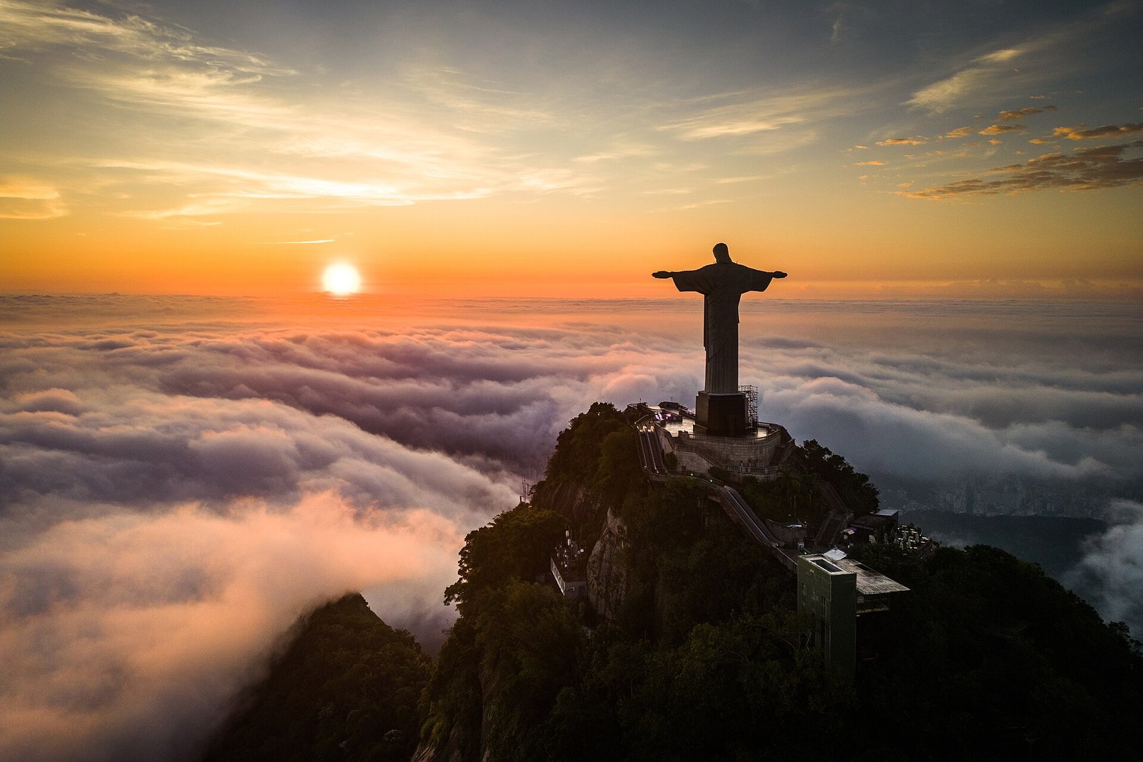 Cristo Redentor sobre las nubes en Río de Janeiro